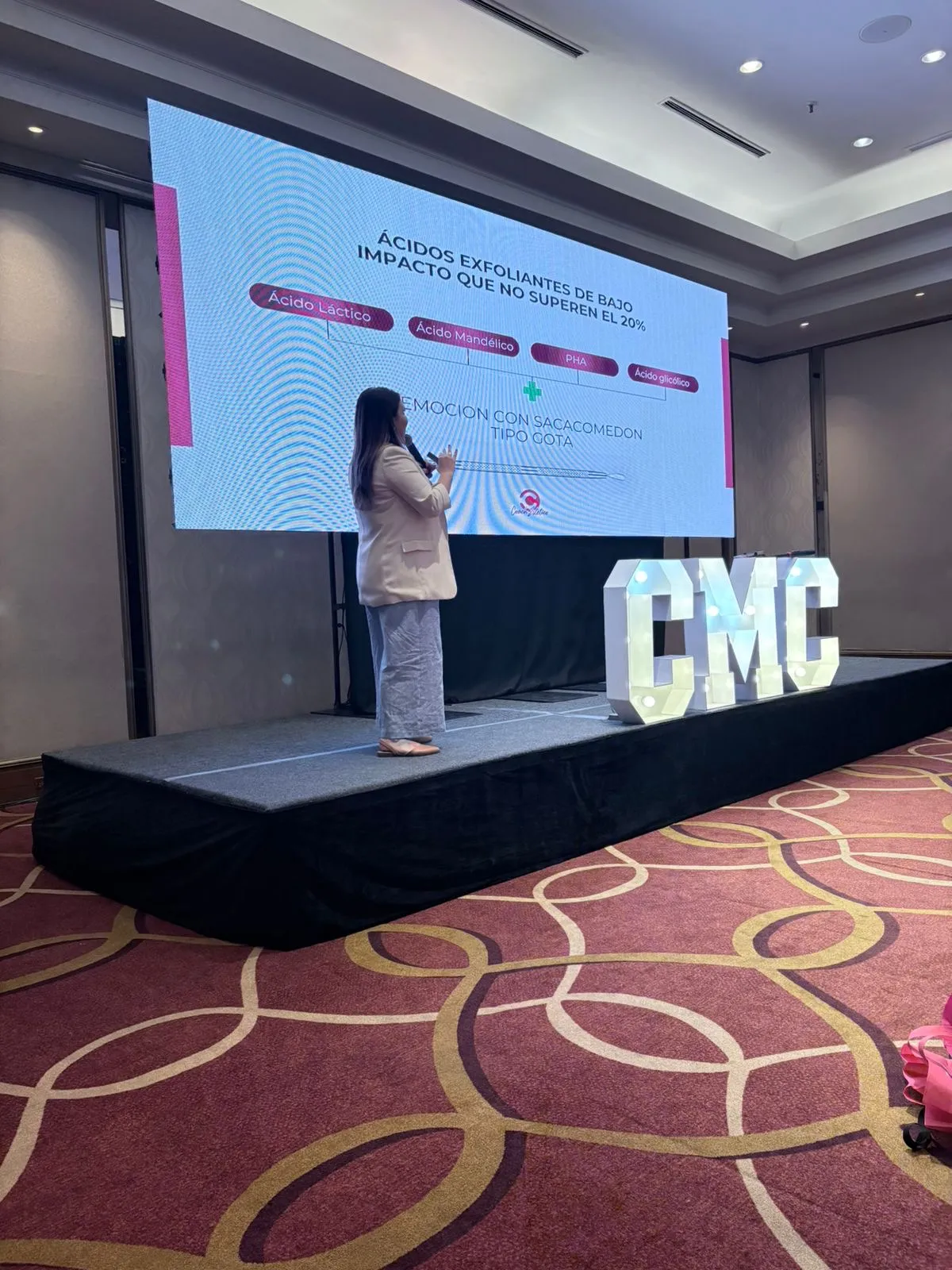 Dianela Draganov en el escenario de un congreso en Perú
