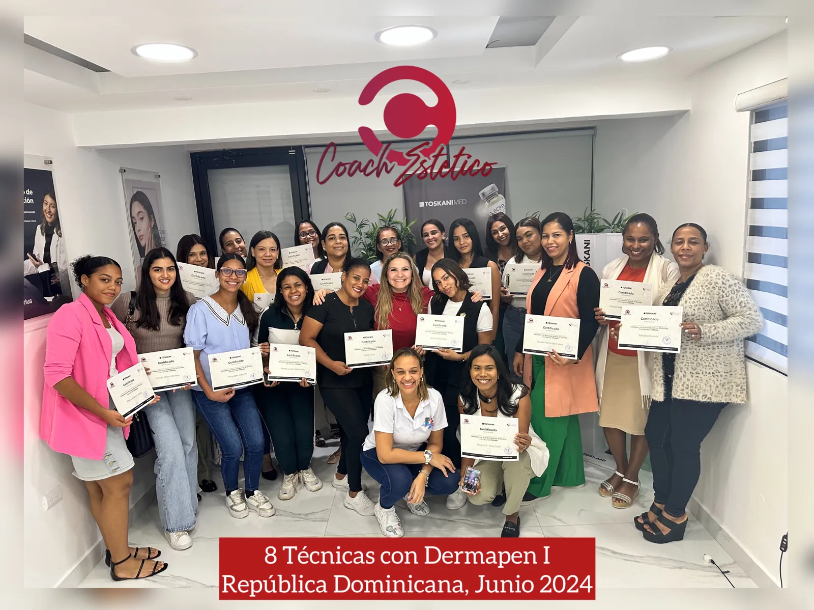 Grupo de alumnas con sus certificados