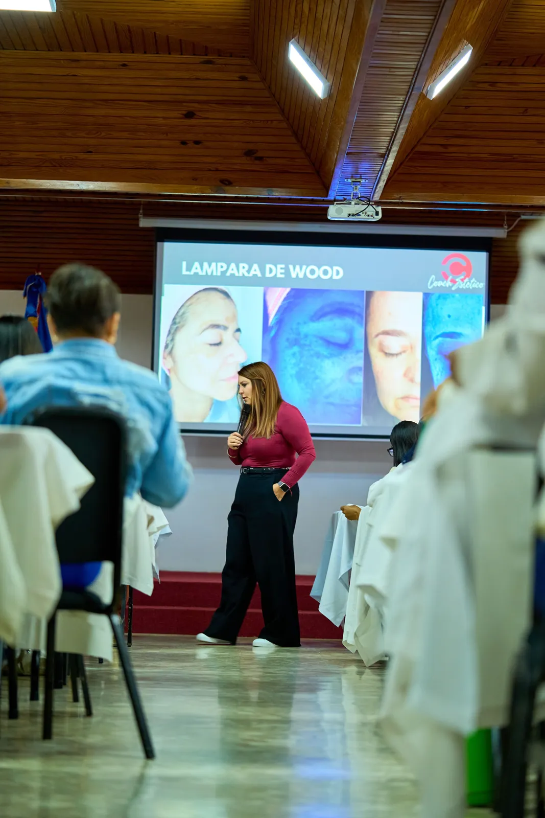 Dianela Draganov explicando diagnóstico con lámpara de Wood