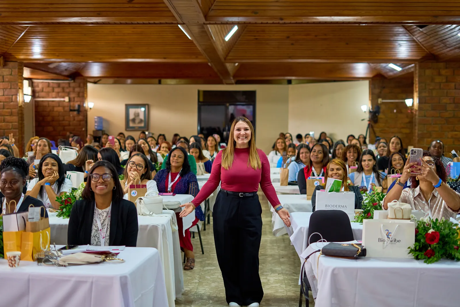Dianela Draganov recorriendo la sala durante una formación en República Dominicana, 2025