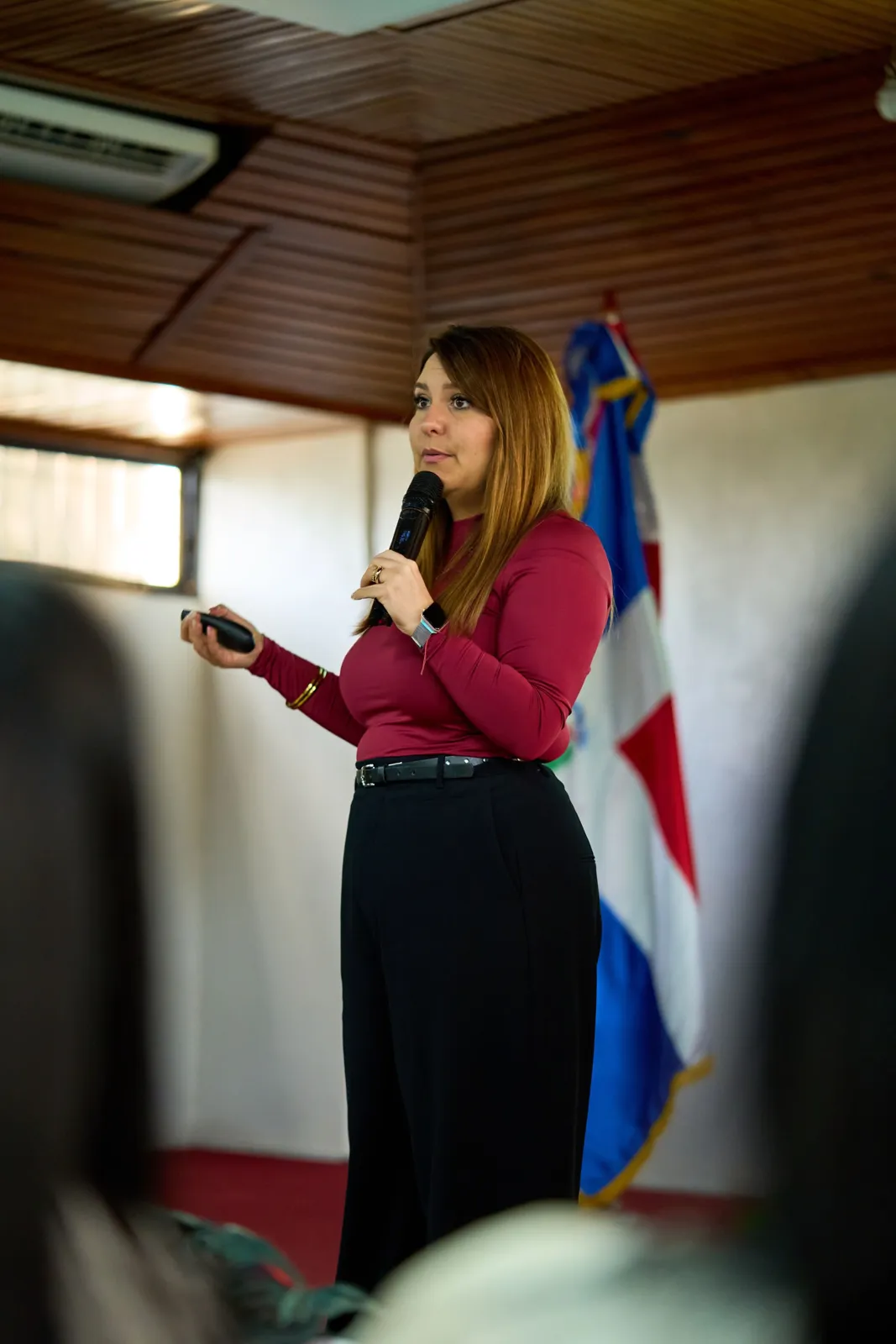 Dianela Draganov durante una conferencia en República Dominicana, 2025